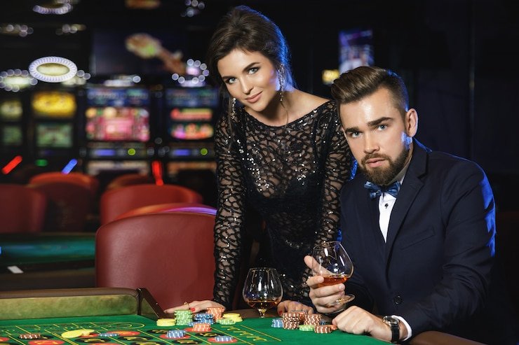 Pengguna bermain live roulette di layar ponsel dengan dealer langsung yang interaktif